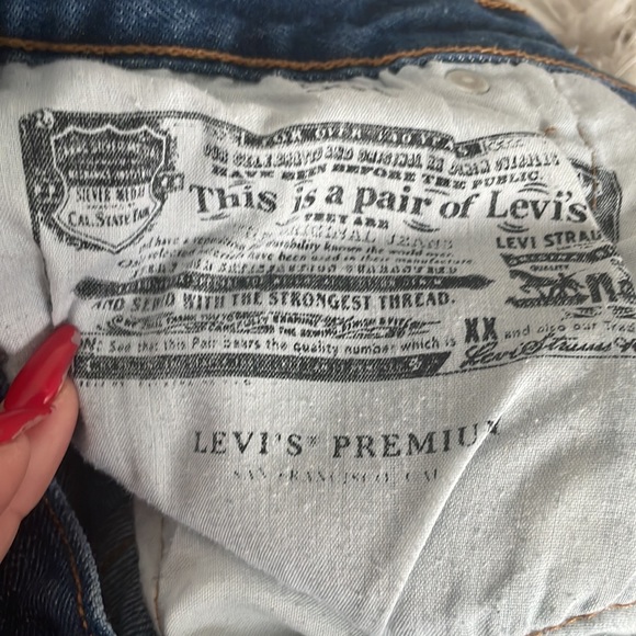 Get ready for summer with these cute short Levi shorts cute button up shorts! - Picture 6 of 6